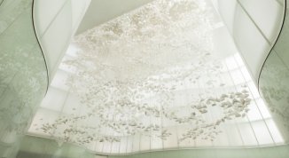 The Moment the Snow Melts, installazione di Chiharu Shiota