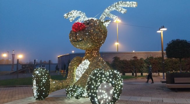 Natale 2025 a Mondovicino Outlet Village: Renna Gigante, Black Days e Villaggio di Natale