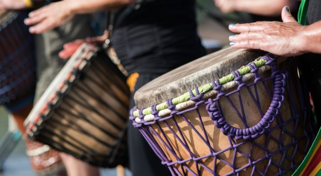Percussioni africane © Lee Pigott / Unsplash