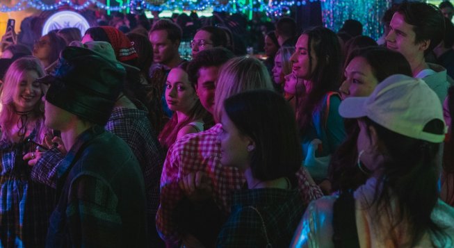 Discoteca © Unsplash / Artem Polezhaev