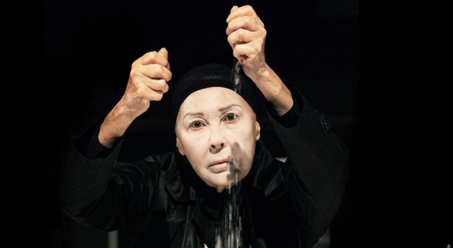 Manuela Kustermann in Antigone @ Manuela Giusto/teatronazionalegenova.it