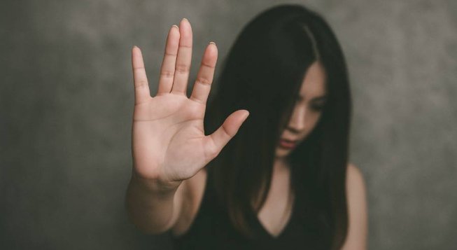 Violenza contro le donne © chatGpt per mentelocale