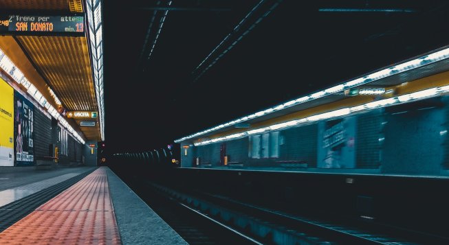 Metropolitana di Milano © Unsplash / Andrea Ferrario
