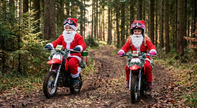 Due bambini vestiti da Babbo Natale ©Gemini per mentelocale