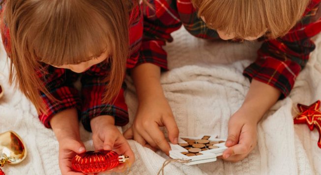 Bambini e decorazioni natalizie © Freepik