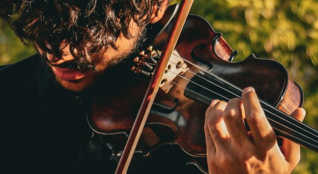 Violino © Unsplash / Hossein Nasr