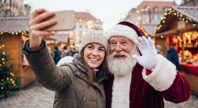 Selfie con Babbo Natale ©Gemini per mentelocale