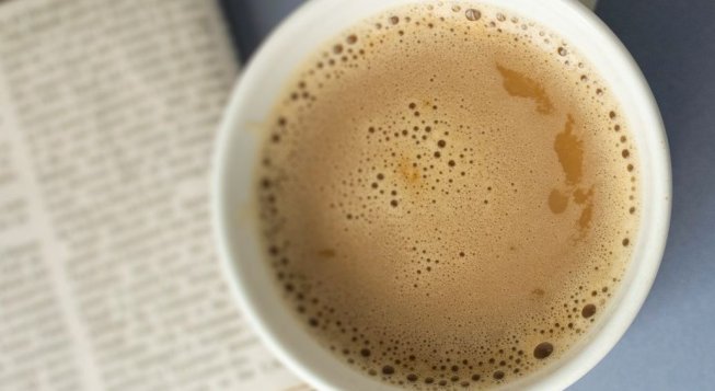Caffè e giornale © Amr Serag / Unsplash