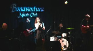 Jasmine Furlotti and The Midnight Hearts in concerto