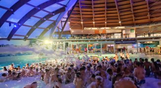 Christmas Schiuma Party, festa in piscina