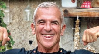 Max Mariola presenta il libro Una settimana al Max: 80 ricette per godere, essere felici e stare bene