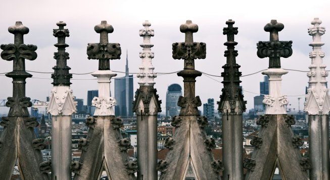 Skyline di Milano dalle Terrazze del Duomo © Unsplash - Zuoranyi