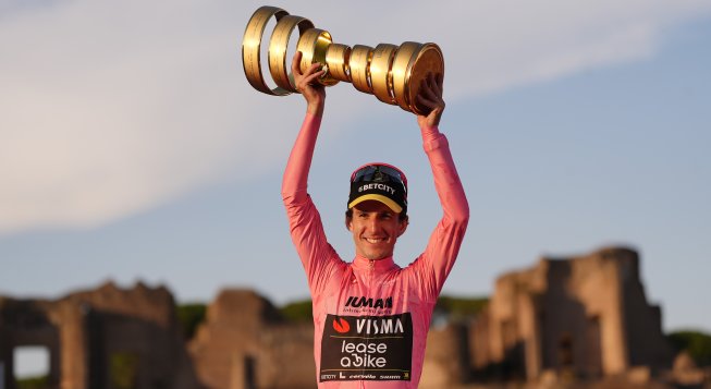 Simon Yates, vincitore del Giro d'Italia 2026 © La Presse