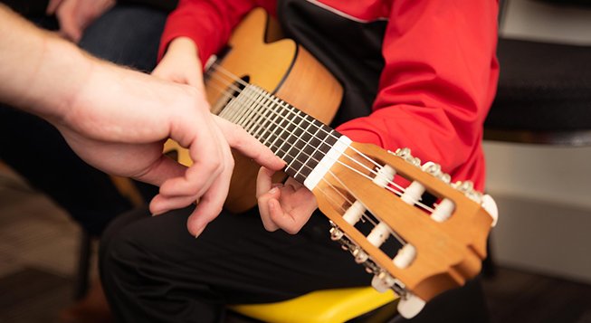 Bambini con chitarra @Vladvictoria - Pixabay.com
