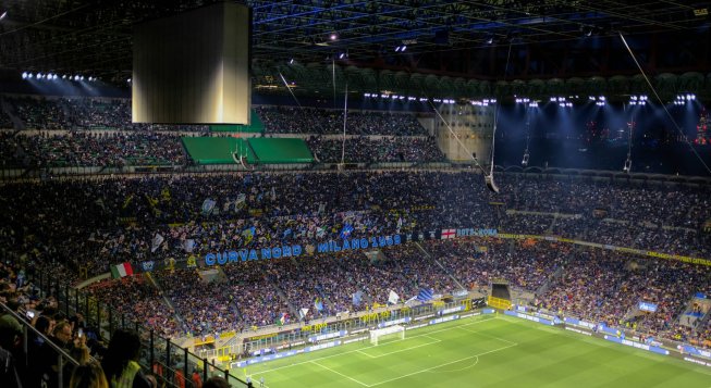 Tifosi dell'Inter a San Siro © Zach Rowlandson / Unsplash