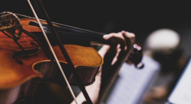 Violino © Unsplash / Xingchen Yan