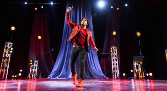 Capodanno 2026 con Max Angioni, in Anche meno: round finale