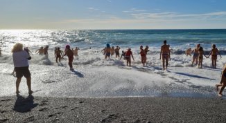 Cimento Invernale a Sori 2025, tuffo nel mare d'inverno