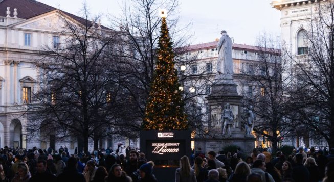 Albero di Natale 2025 in piazza della Scala