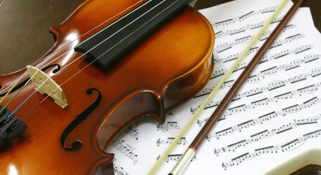 Violino © Unsplash / Ria Nurul Kamariah