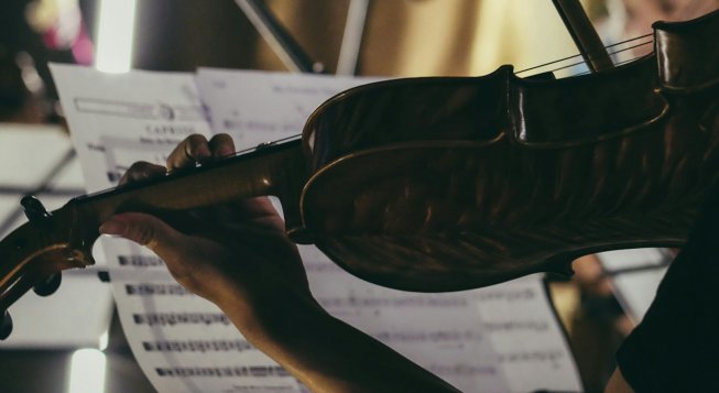 Violino © Unsplash / Julio Rionaldo