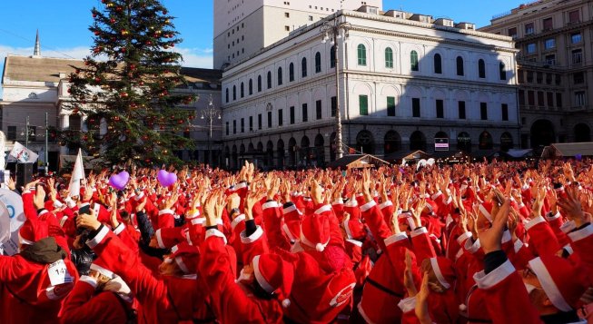 Babbi Natale in piazza De Ferrari © Camminata dei Babbi Natale Genova/facebook