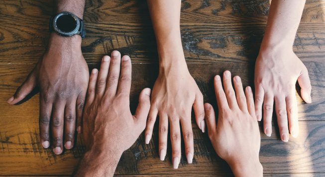 Mani umane © Clay Banks / Unsplash