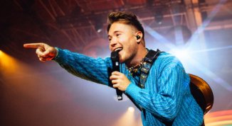 Collisioni 2026: Alfa apre le Giornate Giovani in Piazza Medford ad Alba