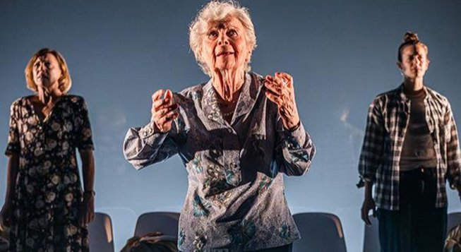 Ariella Reggio, Maria Ariis, Lucia Limonta in scena © teatronazionalegenova.it