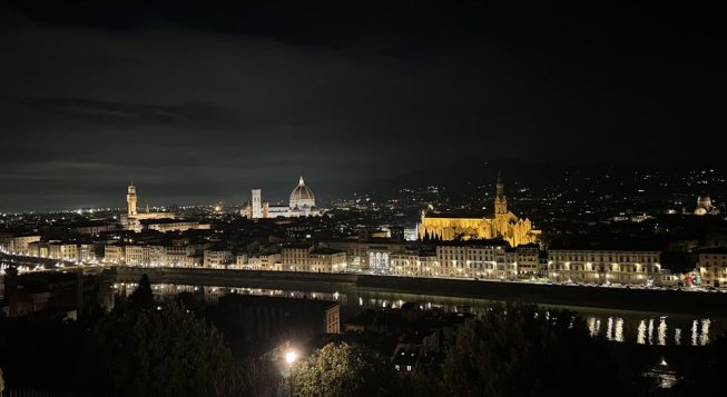 Firenze durante la notte © Ancila Mettekkatt