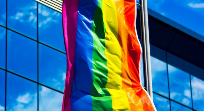 Bandiera arcobaleno © Marek Studzinski / Unsplash