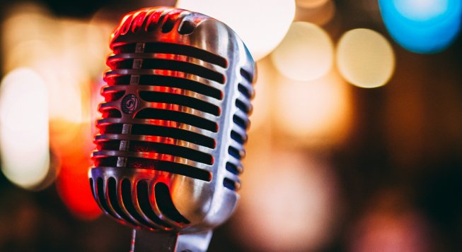 Microfono © israel palacio / unsplash