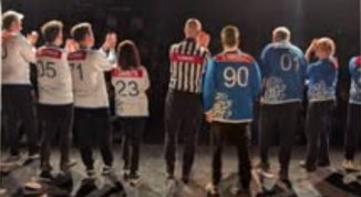 Match di Improvvisazione teatrale su un campo da hockey su ghiaccio