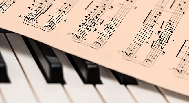 Pianoforte con spartito @ stevepb/pixabay.com