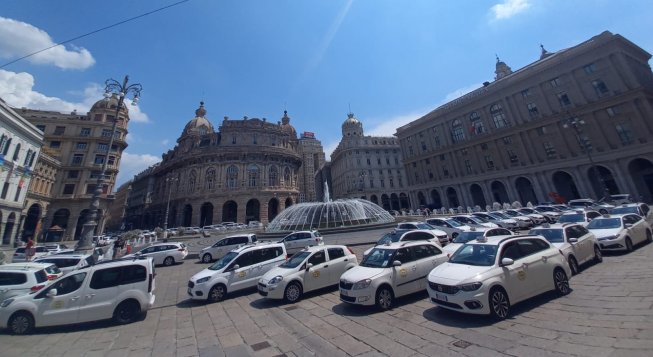 Taxi in piazza a Genova ©facebook.com/RadioTaxiGenova5966