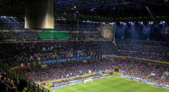 Tifosi dell'Inter a San Siro © Zach Rowlandson / Unsplash