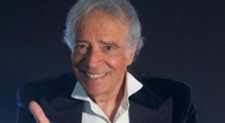 Enrico Montesano in Ottanta voglia di stare con voi