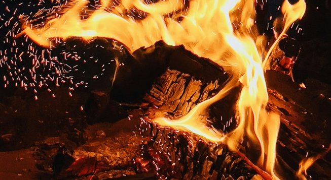 Falò © Unsplash / Hans