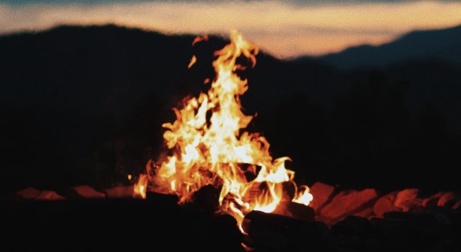Falò © Unsplash / Dominic Sansotta