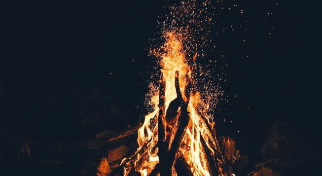 Falò © Unsplash / Toa Heftiba
