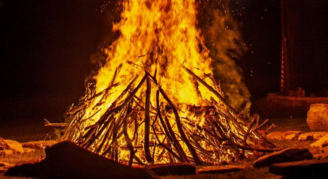 Falò © Unsplash / Claire Rush