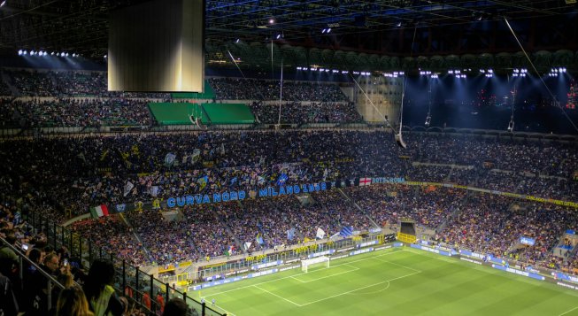 Tifosi dell'Inter a San Siro © Zach Rowlandson / Unsplash