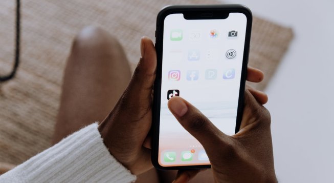 https://www.pexels.com/it-it/foto/mani-iphone-tecnologia-display-5081920/
