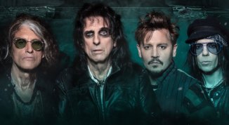 Hollywood Vampires in concerto (Johnny Depp, Alice Cooper, Joe Perry e Tommy Henriksen)