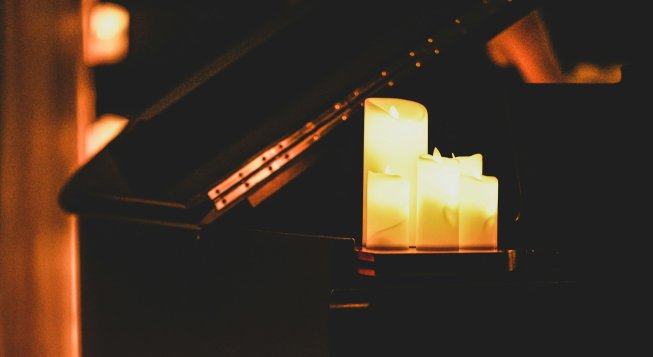 Pianoforte e candele © Xingchen Yan / Unsplash