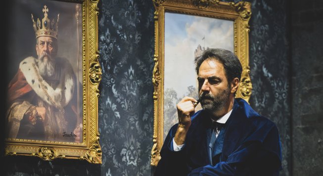 Neri Marcorè è Sherlock Holmes