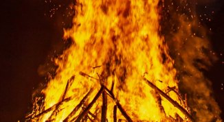 Giubiana 2026 a Giussano, con 5 roghi, cortei e risotto