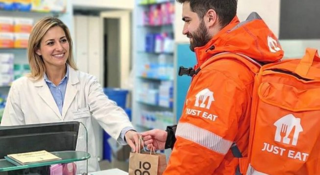 Farmacista e rider ©gemini per mentelocale