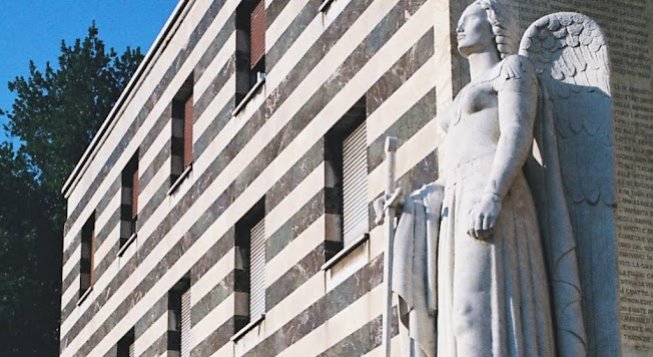 Vittoria Vigilante davanti alla Casa del Mutilato di Genova © wikipedia.org