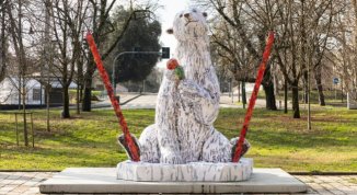 Un orso polare davanti alla Triennale di Milano: l'installazione monumentale per le Olimpiadi 2026